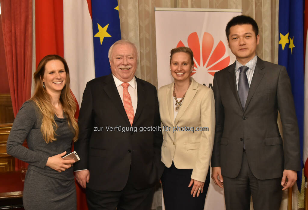 Catharina Rieder (Communications Director Huawei Österreich), Michael Häupl (Bürgermeister), Heidi-Jennifer Marlies Hornasek (HR Director Huawei Österreich), Jay Peng (Managing Director Huawei Österreich) : Huawei Studierendenwettbewerb : Siegerehrung im Wiener Rathaus : Bürgermeister Michael Häupl ehrt Gewinner von Seeds for the Future : Fotocredit: Christian Jobst, © Aussender (11.04.2016) 