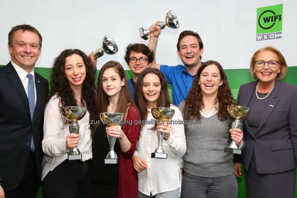 Markus Raml (Kurator WIFI Österreich), Nadine Merz (BG/BRG Frauengasse Baden, Switch Siegerin), Izabela Kedrek (GRg 21/Franklinstraße Wien, Siegerin Russisch), Paul Klema (Akademisches Gymnasium Wien, Sieger Französisch), Erika Stimpfl (Gymnasium Walther von der Vogelweide Bozen, Siegerin Spanisch), Maximilian Peter (Stiftsgymnasium St. Paul, Sieger Italienisch), Teresa Sihler (BG/BRG St. Martin Villach, Siegerin Englisch), Anna-Maria Hochhauser (Generalsekretärin der Wirtschaftskammer Österreich) : WIFI-Sprachmania 2016: Großes Finale in der Wirtschaftskammer Österreich : Fotocredit: Wirtschaftskammer Österreich/APA-Fotoservice/Schedl, © Aussendung (11.04.2016)