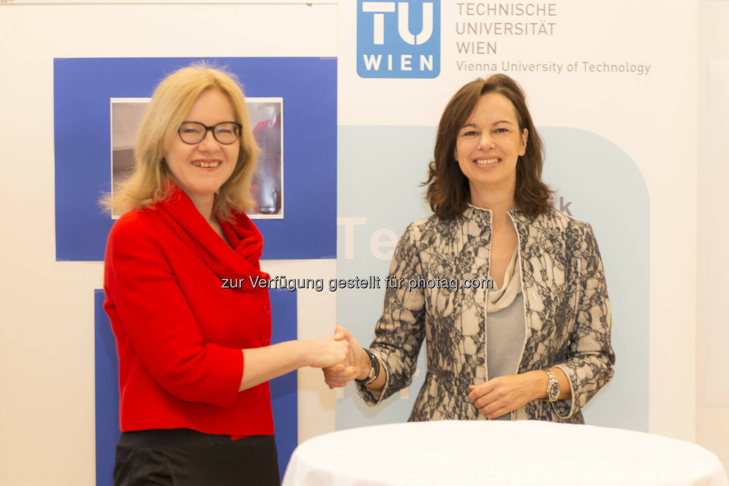 Anna Steiger (Vizerektorin), Sophie Karmasin (Familienministerin) : Vereinbarkeitsbüro „TU Kids & Care“ wurde heute in Beisein von Familienministerin Karmasin eröffnet - nächster Schritt der TU Wien auf dem Weg zur besseren Vereinbarkeit von Studium/Beruf : Fotocredit: TU Wien/Heisler