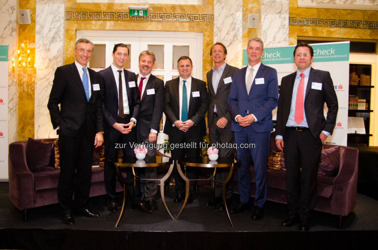 Thomas Birtel (Vorstandsvorsitzender Strabag), Dominik Hojas (Chefredakteur DerBörsianer), Karl Bier (Vorstandsvorsitzender UBM Development AG), Eduard Berger (Vorstandsmitglied Wiener Privatbank), Johannes Rogy (Head of Fund Distribution Nordea Investment Funds), Michael Schütt (Head of Country Germany & Austria Carmignac), Clemens Klein (Senior Fondsmanager Erste Asset Management) : Q-Check 25.0 im Wiener Hotel Imperial : Das Börsen-Doping der Zentralbanken verliert an Wirkung : Fotocredit: DerBörsianer