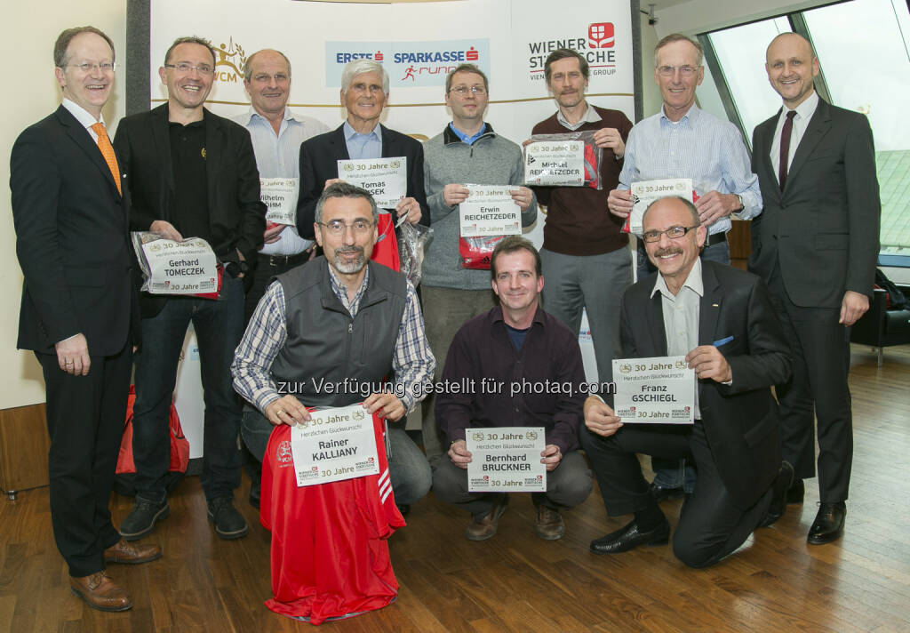 Club 30-Läufer beim Vienna City Marathon (bei allen 30 Austragungen dabei), Hermann Fried, Landesdirektor Wien der Wiener Städtischen Versicherung (links): Norbert Kettner, Direktor WienTourismus (rechts), Franz Gschiegl (ESPA, rechts hockend). Credit: Erste Bank / Hinterramskogler (10.04.2013) 