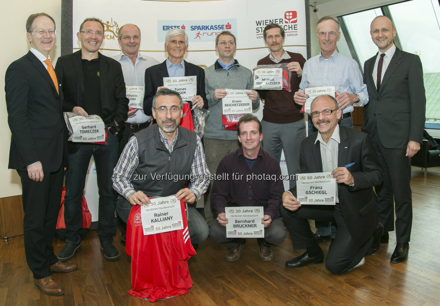 Club 30-Läufer beim Vienna City Marathon (bei allen 30 Austragungen dabei), Hermann Fried, Landesdirektor Wien der Wiener Städtischen Versicherung (links): Norbert Kettner, Direktor WienTourismus (rechts), Franz Gschiegl (ESPA, rechts hockend). Credit: Erste Bank / Hinterramskogler