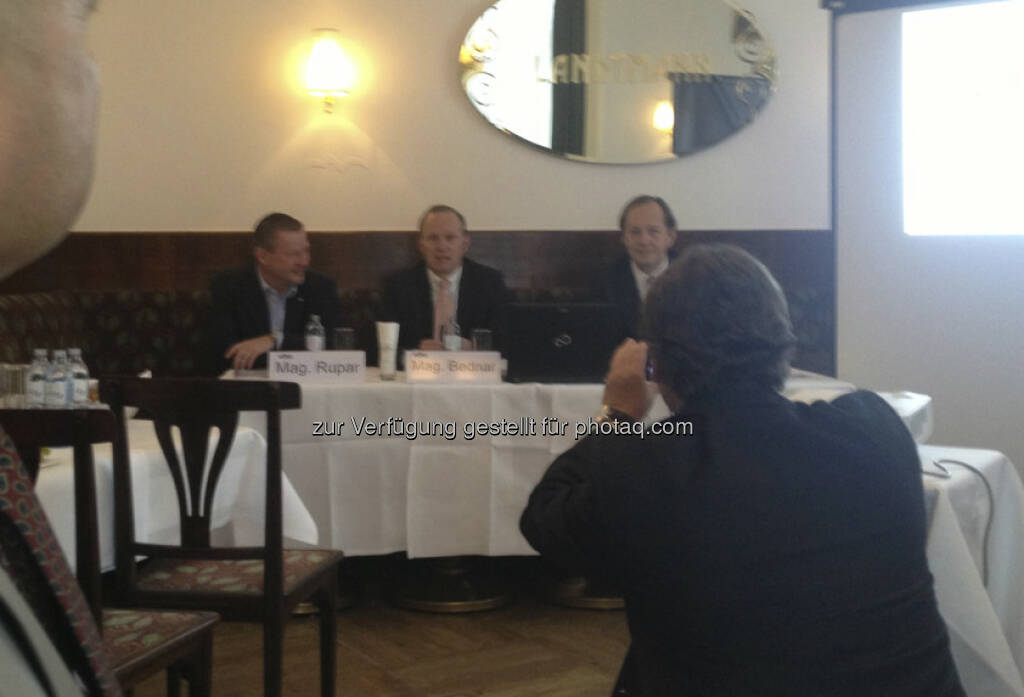 Dietmar Rupar, Heinz Bednar, Berndt May bei der Pressekonferenz Weltfondstag am 19. April (schneller Handyshot) (10.04.2013) 