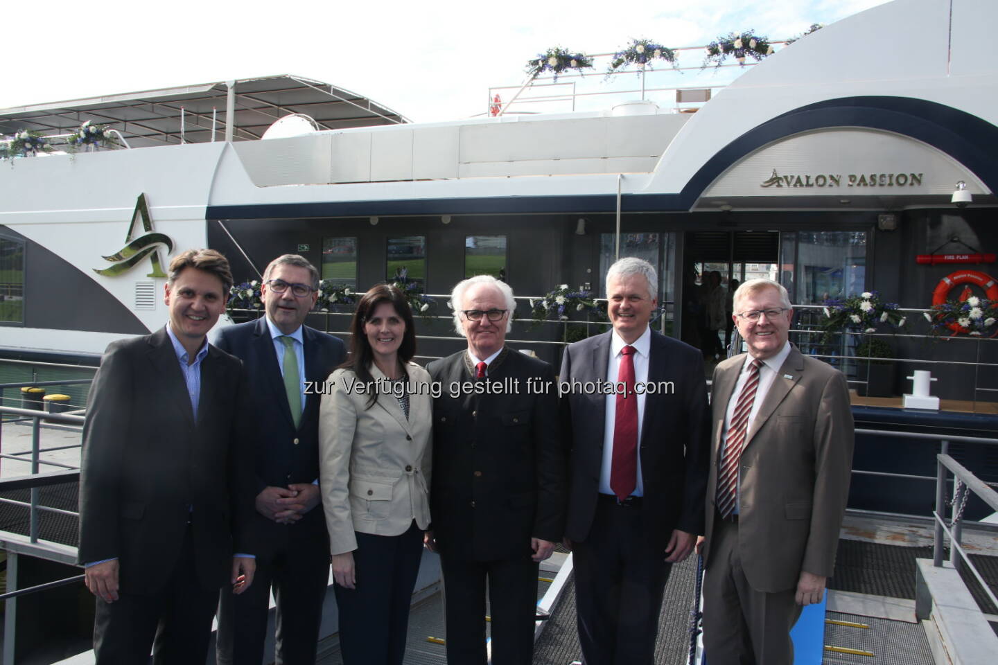 Andreas Winkelhofer (GF OÖ Tourismus), Georg Steiner (Tourismusdirektor Tourismusverband Linz), Petra Riffert (GF WGD Donau OÖ), Manfred Grubauer (Vorsitzender Tourismusverband Linz), Burghart Lell (Director Operations Avalon Waterways), Friedrich Bernhofer (Vorsitzender der WGD Donau OÖ) : Internationale Schiffstaufe in Linz : Kreuzfahrten als wichtiger Wirtschaftsfaktor für Oberösterreich : Fotocredit: eg-media