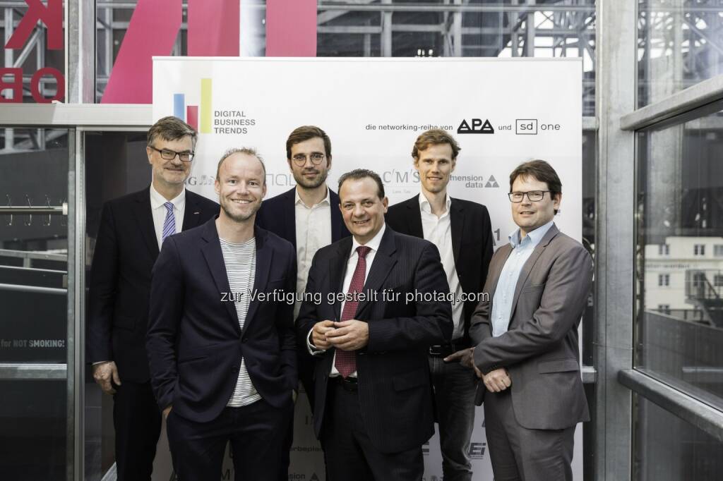 Manfred Zöchbauer (Wirtschaftskammer OÖ), Jan Radanitsch (Smarter Ecommerce), Tilman Dachselt (dan pearlman), Thomas Stern (Moderator, Braintrust), Oliver Olschewski (wogibtswas.at), Marco Mülleder (Navax Unternehmensgruppe) : Digitaler Handel: Was die Konsumenten von morgen erwartet : Bestellen per Instagram-Kommentar und Lieferung direkt in den Kofferraum : Experten diskutierten über mehr Komfort im Kaufprozess und neue Erlebniswelten : Fotocredit:
APA-Fotoservice/Jürgen Grünwald, © Aussender (14.04.2016) 