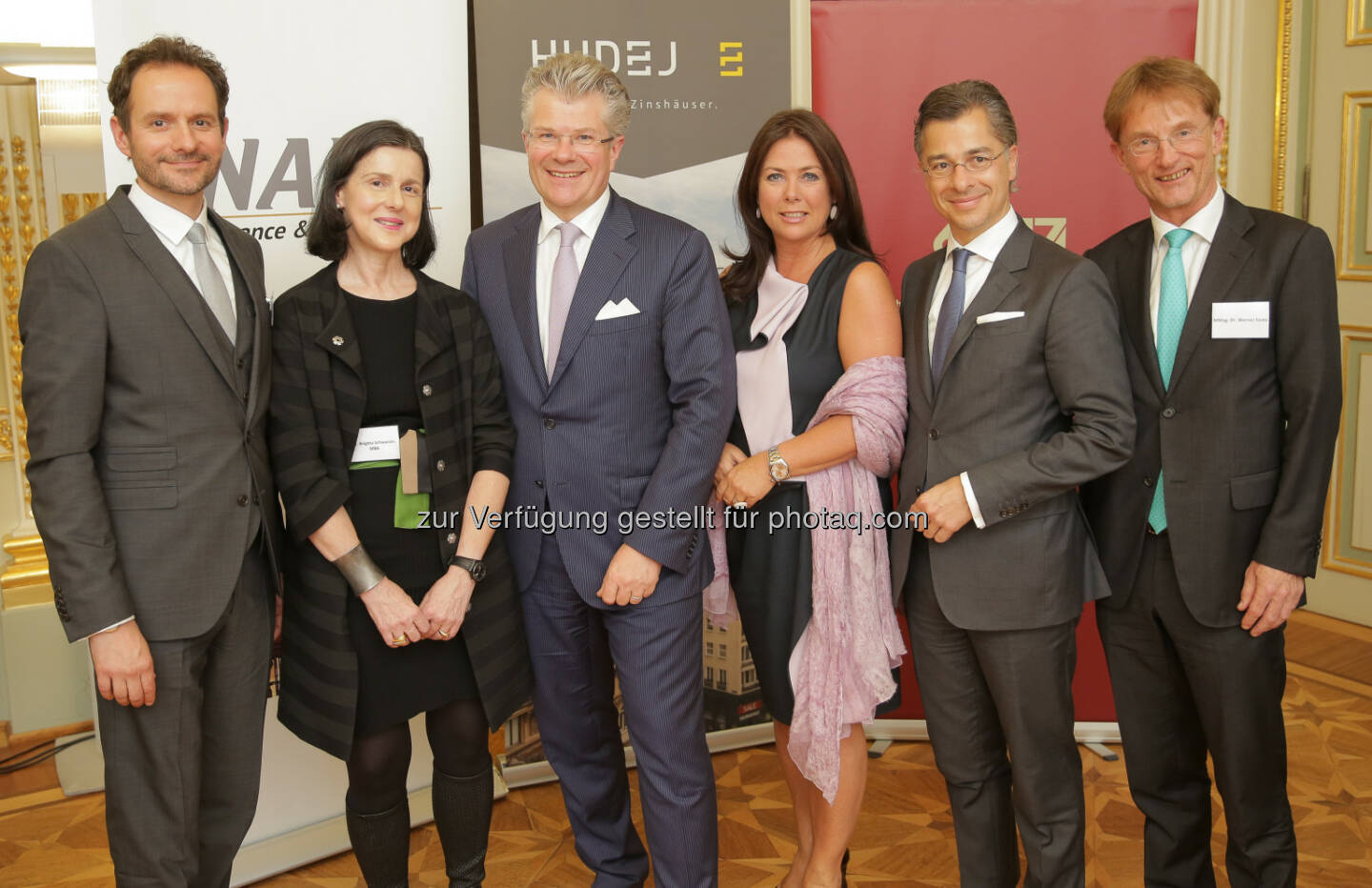 Gerhard Hudej (Gründer und GF Hudej Zinshausmakler GmbH), Brigitta Schwarzer (Geschäftsführende Gesellschafterin Inara GmbH), Constantin Veyder-Malberg (Mitglied des Vorstandes der Capital Bank – Grawe Gruppe), Andrea Maller-Weiß (Mitglied des Vorstandes der Bank Burgenland – Grawe Gruppe), Peter Ulm (CEO, 6B47 Real Estate Investors AG), Werner Festa (Gründer und GF, Interfides Wirtschaftsprüfungs- und SteuerberatungsgmbH) : Immobilien - sichere Wertanlage in unsicheren Zeiten? : Expertenrunde diskutierte verschiedene Aspekte der langfristigen Veranlagung von Stiftungsvermögen : Fotocredit: Inara GmbH/APA-Fotoservice/Hinterramskogler