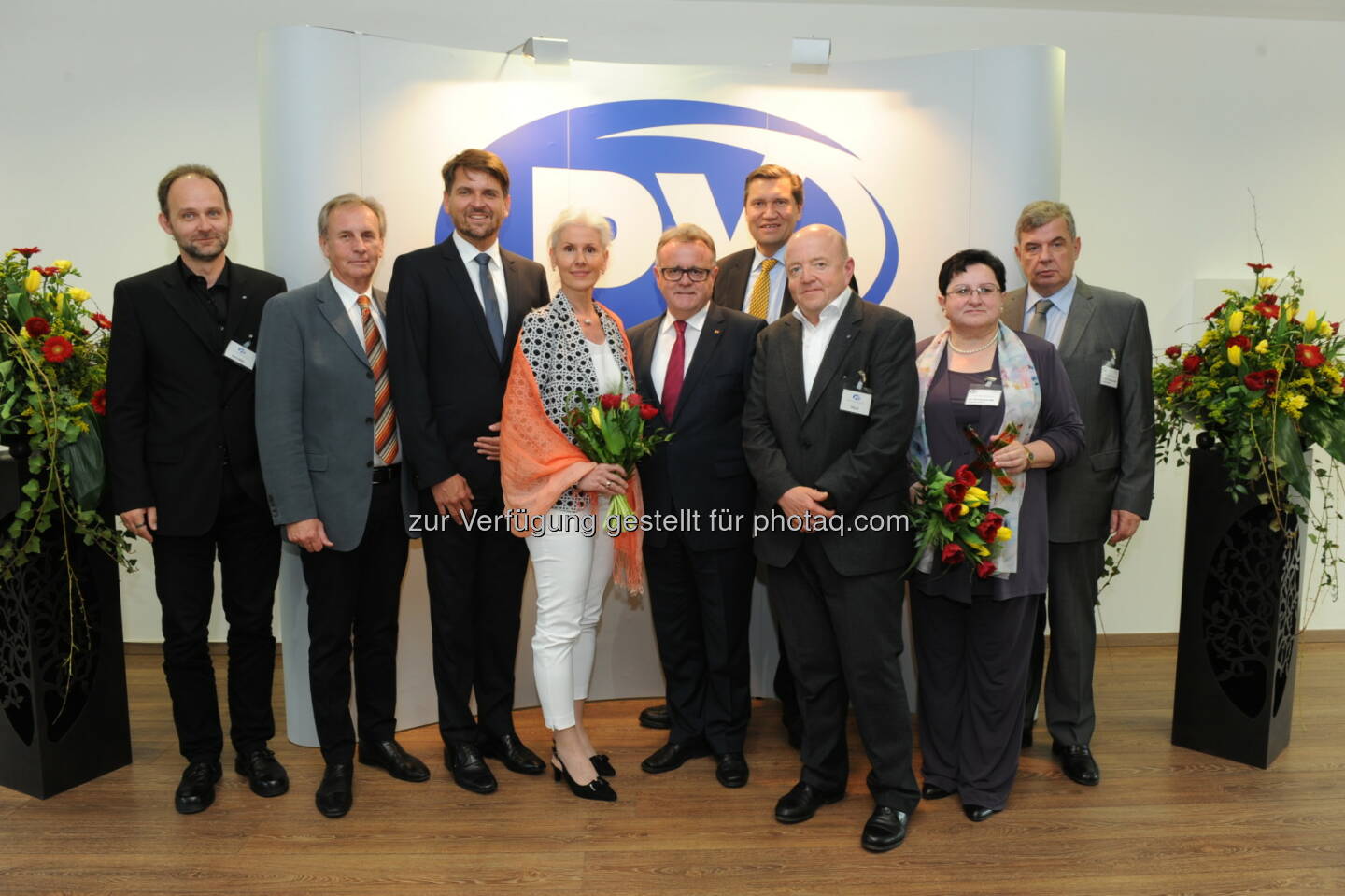 Skoumal (Chefarzt), Aust (GD Stv.), Lehner (Obmann Stv.), Strametz-Juranek (Primaria), Niessl (Landeshauptmann), Pinggera (GD), Felix (Obmann), Hutter (Pflegedienstleiterin), Sandor (Verwaltungsleiter) : Eröffnung der neuen Sonderkrankenanstalt RZ Bad Tatzmannsdorf : Die Pensionsversicherung präsentiert den Teilneubau des RZ Bad Tatzmannsdorf : Fotocredit: Andi Bruckner