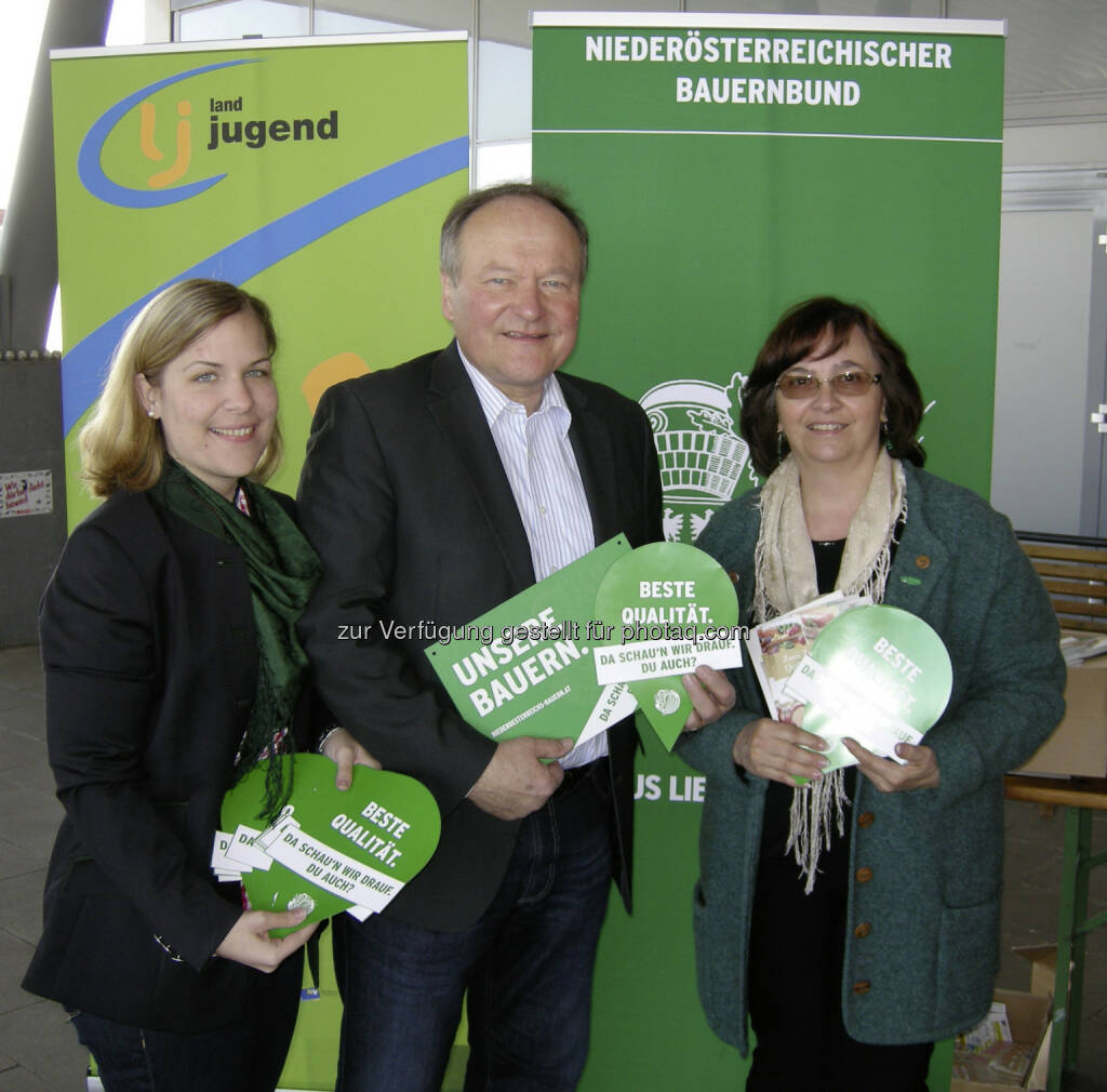 Sandra Zehetbauer (Landjugend-Landesleiterin), Hermann Schultes (NÖ Bauernbundobmann), Christine Zimmermann (Bezirksbäuerin Gänserndorf) : „Da schau’n wir drauf“: Aktionstag des NÖ Bauernbunds erreichte 42.000 Konsumenten : Bäuerinnen und Bauern informierten an 30 Standorten in NÖ über landwirtschaftliche Leistungen und regionale Produkte : Fotocredit: NÖ Bauernbund/Kostiha, © Aussender (16.04.2016) 