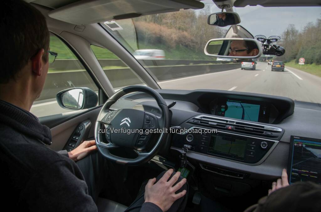 Fahren im Eyes-off-Modus : Im Eyes-off Modus - hochautomatisiert – fahren zwei autonome Fahrzeuge der Groupe PSA von Paris nach Amsterdam : Fotocredit: Groupe PSA, © Aussendung (16.04.2016) 