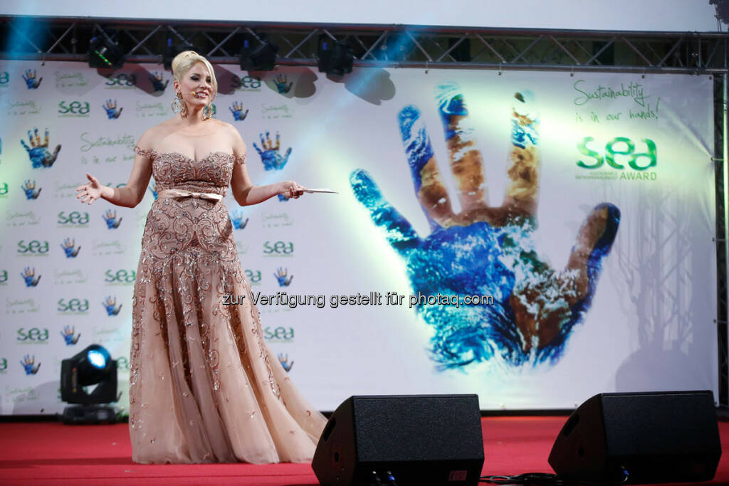 Christina Weidinger und die sea-Hand http://www.se-award.org, © se-award (12.04.2013) 