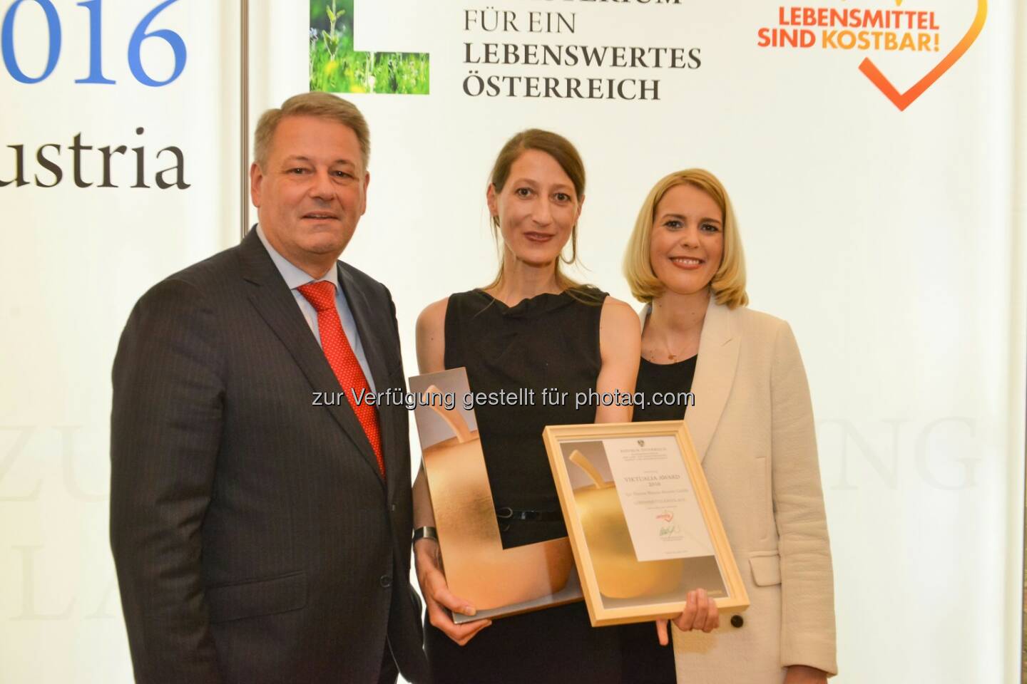 Andrä Rupprechter (Umweltminister), Melanie Franke (Direktorin Rogner Bad Blumau), Sonja Steßl (Staatssekretärin) : Initiative des Bmlfuw - „Lebensmittel sind kostbar“ - Rogner Bad Blumau erhält den Viktualia Award 2016 „Best of Austria“ : Fotocredit: bmlfuw/Fuchs