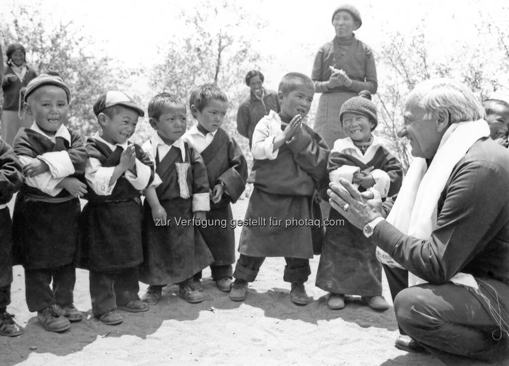 Hermann Gmeiner mit Flüchtlingskindern im SOS-Kinderdorf Dharamsala in Nordindien : 30 Jahre nach Gmeiners Tod ist die Hilfe für Kinder auf bzw. nach ihrer Flucht für SOS-Kinderdorf wieder sehr aktuell und eine besondere Herausforderung : Fotocredit: SOS-Kinderdorf/Gabriel, © Aussender (20.04.2016) 