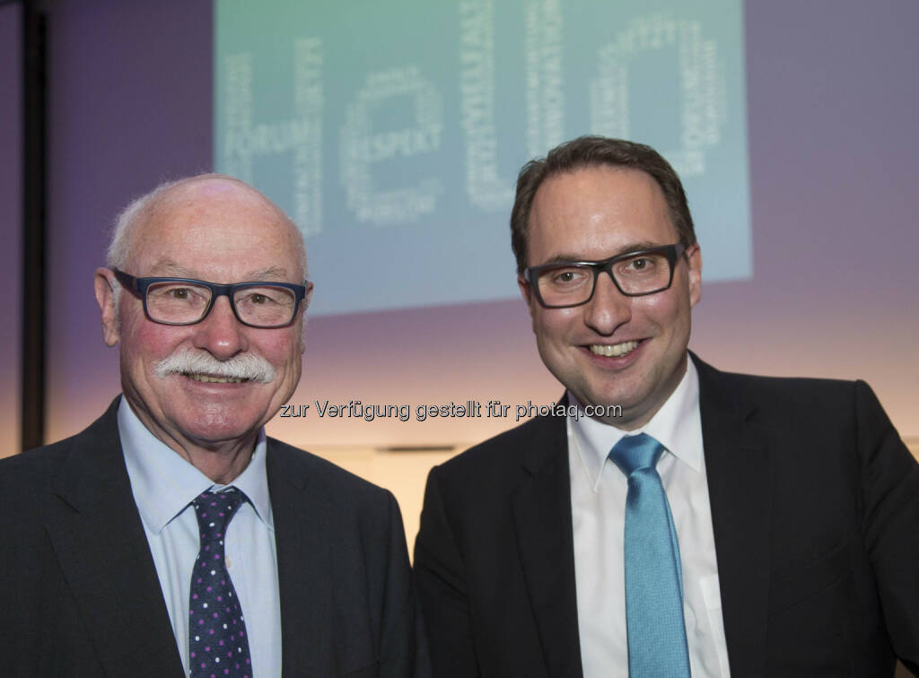 Martin Hüfner (Ökonom), Paul Reitinger (Vorstand der Hello bank!) : Investieren in Zeiten niedriger Ölpreise : Hello bank! lud zu einem Investmentabend in Salzburg mit dem deutschen Ökonomen Martin Hüfner : Fotocredit: hellobank.at/Andreas Kolarik, © Aussender (20.04.2016) 