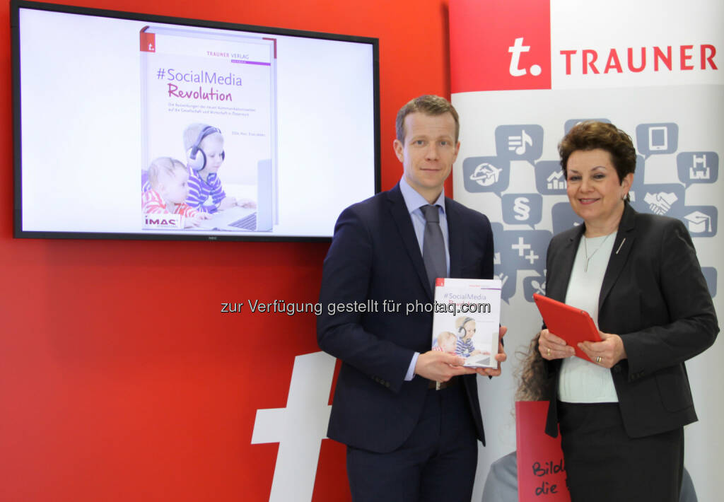 Paul Eiselsberg (Autor, Markt- und Meinungsforschungsinstitut IMAS), Ingrid Trauner (Trauner Verlag) : Neues Buch „#SocialMediaRevolution“  analysiert die Social Media Revolution in Österreich : Die Auswirkungen der neuen Kommunikationswelten auf die Gesellschaft und Wirtschaft in Österreich : Fotocredit: Trauner Verlag (20.04.2016) 