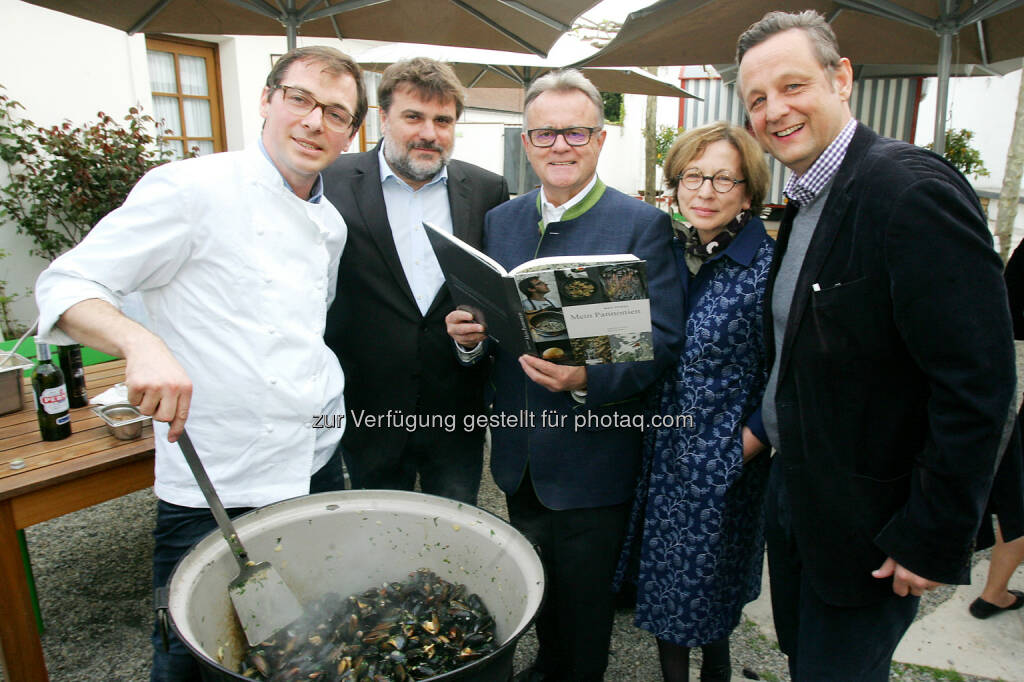 Max Stiegl (Gastronom Gut Purbach), Rudolf Kotschever (Design), Hans Niessl (LH), Luzia Ellert (Fotografin), Hubert Krenn (Verleger) : Max Stiegls Mein Pannonien - Krenn Verlag präsentiert das erste Kochbuch vom Aufsteiger des Jahres 2016 (Bestes Restaurant im Burgenland) : Fotocredit: Hubert Krenn Verlag/APA-Fotoservice/Hautzinger, © Aussender (21.04.2016) 