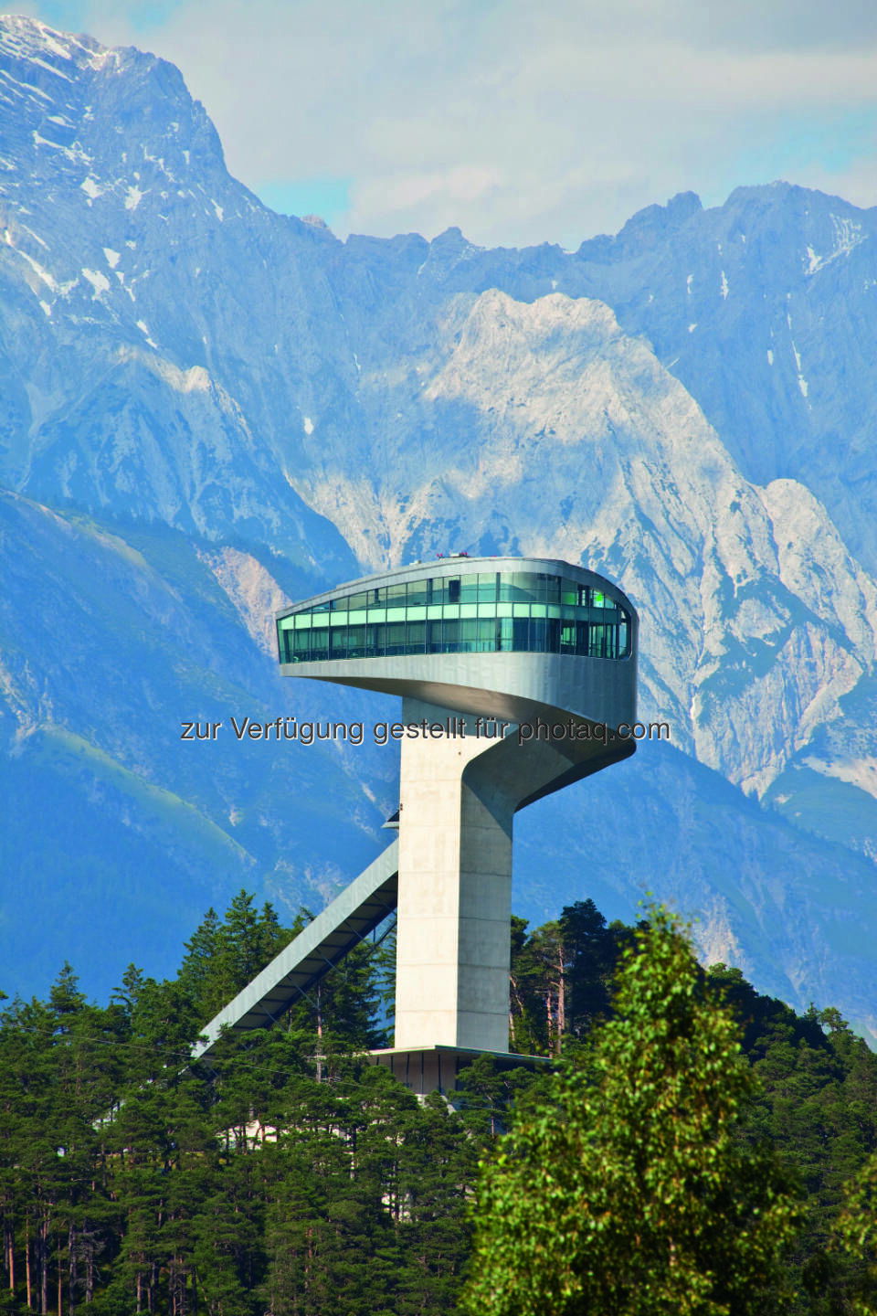 Bergiselschanze, Innsbruck : Das große Erbe von Zaha Hadid: Tradition trifft auf Moderne : Die zeitgenössischen Bauten der kürzlich verstorbenen Stararchitektin Zaha Hadid prägen das Stadtbild von Innsbruck und haben auch große touristische Bedeutung erlangt : Fotocredit: TVB Innsbruck/Lackner