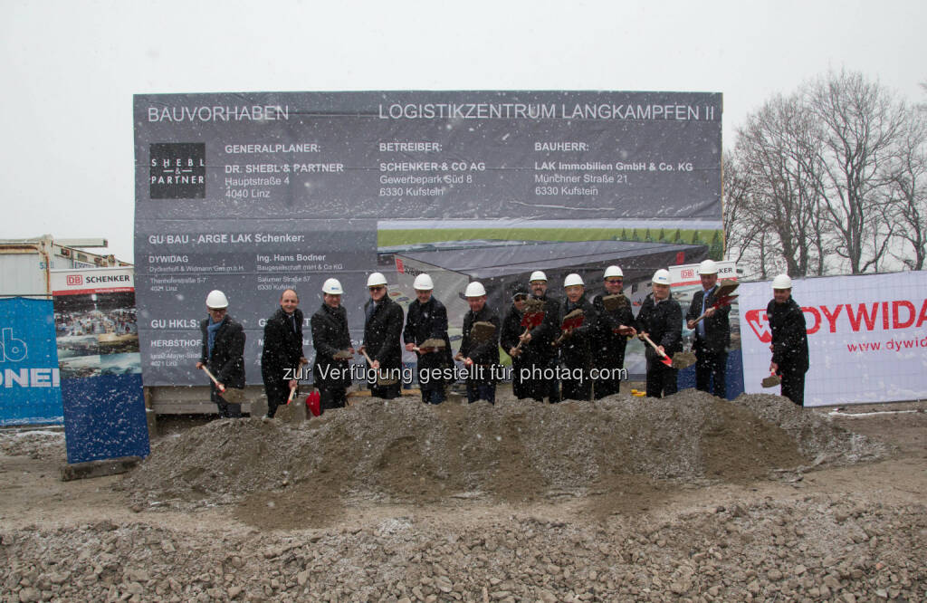 Spatenstich in Kufstein: Josef Schneider, Geschäftsstellenleiter von DB Schenker in Kufstein, setzte gemeinsam mit den Bauherren der LAK Immobilien GmbH, dem Architekten Shebl und dem Bürgermeister von Langkampfen, Andreas Ehrenstrasser den feierlichen Spatenstich für das neue Logistikzentrum in Langkampfen im Bezirk Kufstein : Fotocredit: DB Schenker/Kircher, © Aussendung (21.04.2016) 