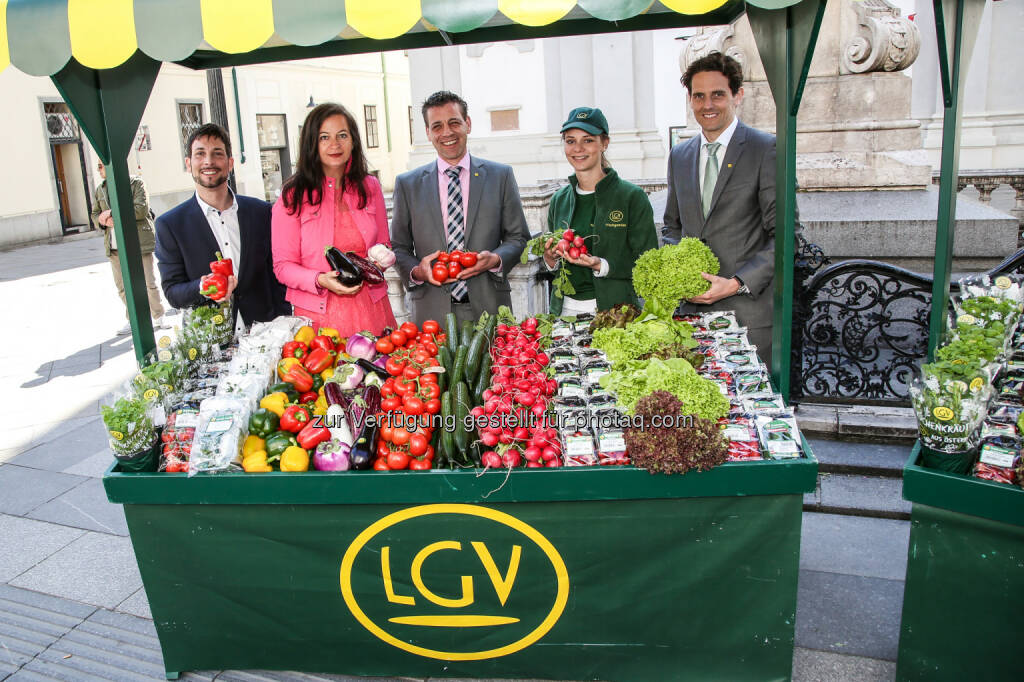 Markus Rumelhart (Bezirksvorsteher), Ulli Sima (Stadträtin), Michael Wehofer (LGV-Vorstand), Katharina (Easystaff), Florian Bell (LGV-Vorstand) : LGV-Frischgemüse feiert zum Saisonstart 2016 das 70-jährige Jubiläum : Ulli Sima: „Wiener Gemüse wird immer beliebter und ist ein aktiver Beitrag zum Klimaschutz der Millionenstadt“ : Fotocredit: PID/Fürthner, © Aussendung (21.04.2016) 