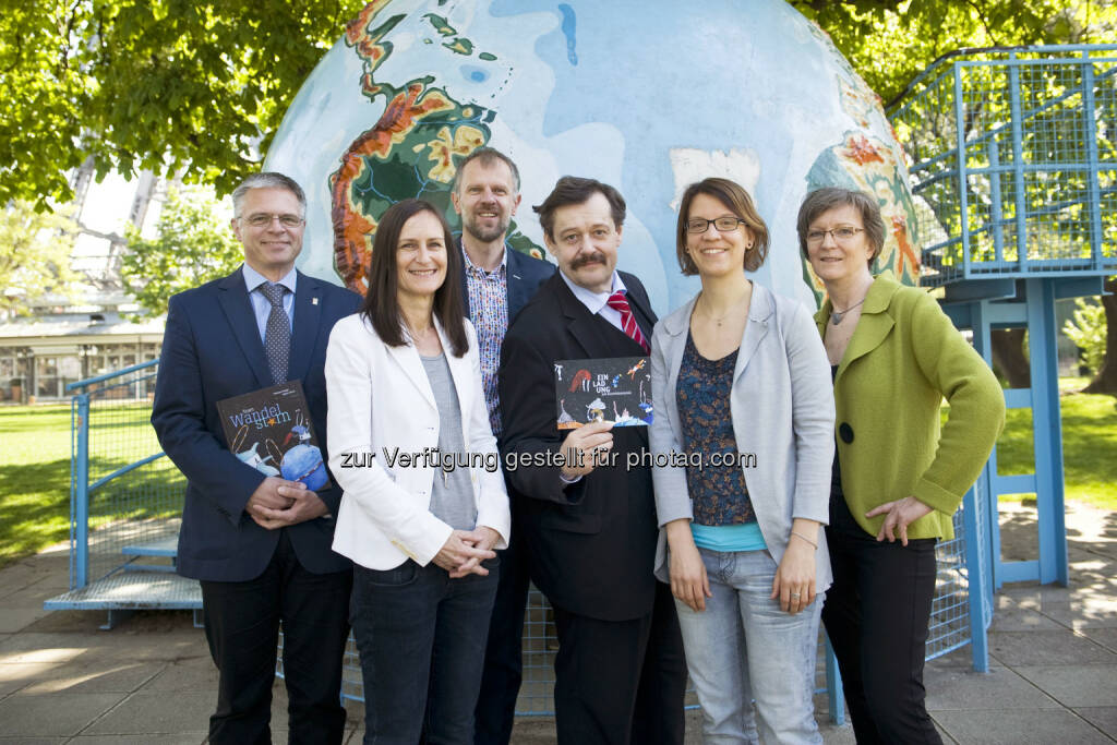 Elmar Walter (GF St. Nikolausstiftung), Susanna Haas (Pädagogische Leiterin St. Nikolausstiftung), Thomas Hrabal (Autor), Werner Gruber (Direktor Planetarium), Katrin Feiner und Inge Cevela (Tyrolia Verlag) : St. Nikolausstiftung und Tyrolia-Verlag präsentieren neues Sachbilderbuch: „Team Wandelstern – Rekordjagd im Sonnensystem“ : Fotocredit: St. Nikolausstiftung/Knittel (21.04.2016) 