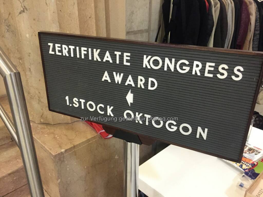 Zertifikate Kongress und Award 2016 , 34 Selfies von Teilnehmern unter http://www.photaq.com/page/index/2469, © Aussendung (22.04.2016) 