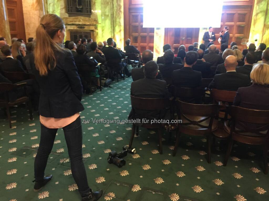 Zertifikate Award Austria 2016 im Oktogon , 34 Selfies von Teilnehmern unter http://www.photaq.com/page/index/2469, © Aussendung (22.04.2016)