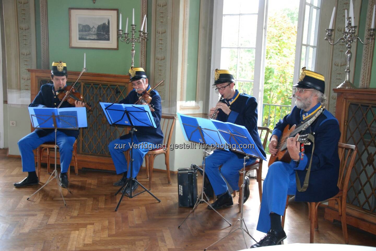 Original Wiener Deutschmeister-Schrammeln im Lusthaus : Neues exklusives Angebot für Wien-Touristen : Mit Fiaker und Liliputbahn zu den Original Wiener Deutschmeister-Schrammeln ins Lusthaus : Fotocredit: DieDeutschmeisterin/Kössler