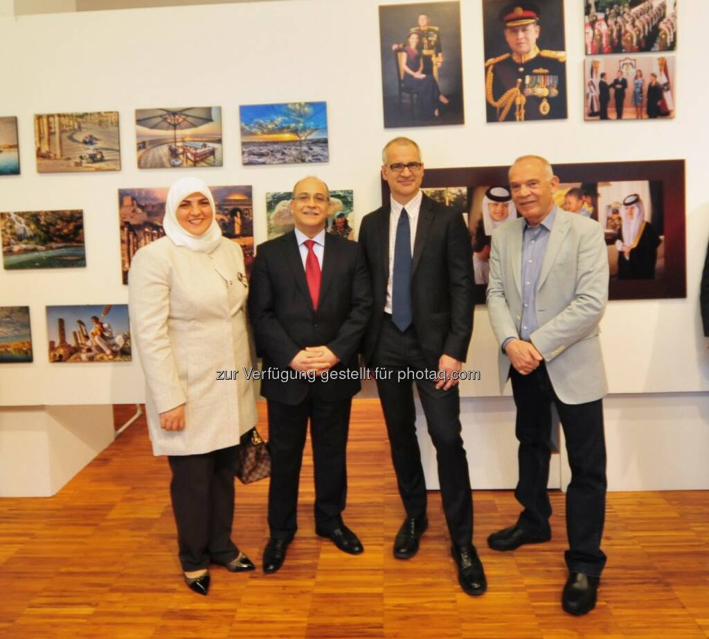 Hussam Al Husseini (Botschafter) mit Gattin, Wolfgang Layr (Dir. Vbk. Wien AG), Zohrab Markarian :  „Colours of Jordan“ – Fotoausstellung in der Volksbank : Die Ausstellungsreihe der Volksbank-Filiale in der Operngasse zeigt die Fotoausstellung des bekannten jordanischen Fotografen Zohrab : Fotocredit: www.zohrabphotography.com/Zohrab, © Aussendung (22.04.2016) 