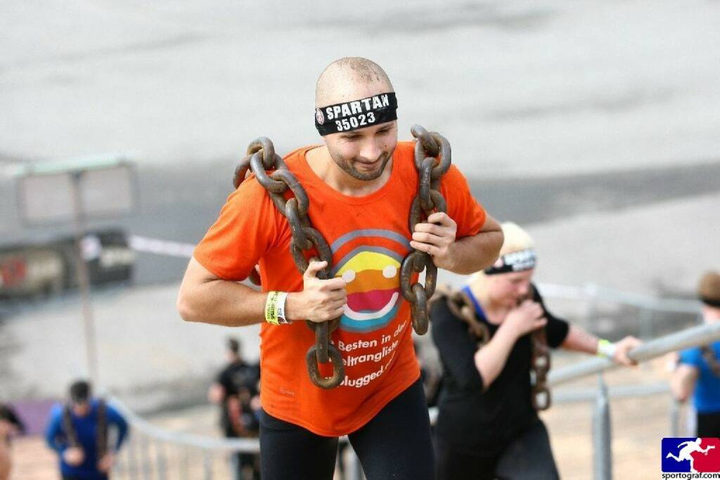 Ketten: Christoph Wipplinger vom Runplugged-Partner smn Investment Services, im Runplugged Laufkundschaft Shirt beim Spartan Race in München  (22.04.2016) 