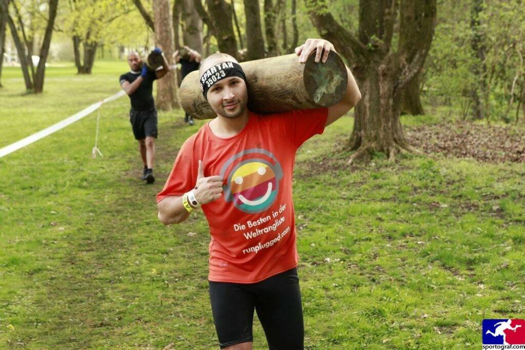 Holz: Christoph Wipplinger vom Runplugged-Partner smn Investment Services, im Runplugged Laufkundschaft Shirt beim Spartan Race in München (22.04.2016) 