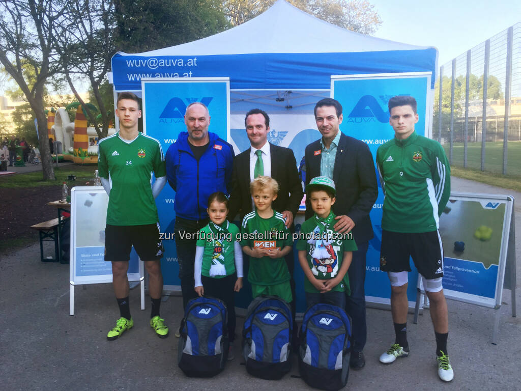 Andreas Müller (SK Rapid-Sportdirektor), Alexander Bernart (Direktor der AUVA-Landesstelle Wien), Christoph Peschek (Geschäftsführer des SK Rapid), mit 2 Spielern des SK Rapid/2 und „Greenies“ : Gemeinsam für den Nachwuchs : Anlässlich des Rapid-Greenie-Tages am 21. April präsentierte die AUVA-Landesstelle Wien ein Bewegungspaket für den Unterricht in Volksschulen : Fotocredit: SK Rapid Wien, © Aussender (22.04.2016) 