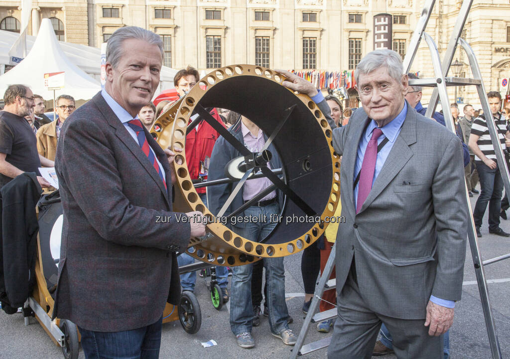 Reinhold Mitterlehner (Wissenschaftsminister), Hannes Androsch (RFTE-Vorsitzender) : 12.000 Besucher bei Langer Nacht der Forschung am Heldenplatz : bmwfw-Standort stellt neuen Publikumsrekord auf : Großer Andrang ebenfalls bei wissenschaftlichen Vorträgen : Fotocredit: bmwfw/Lusser (23.04.2016) 