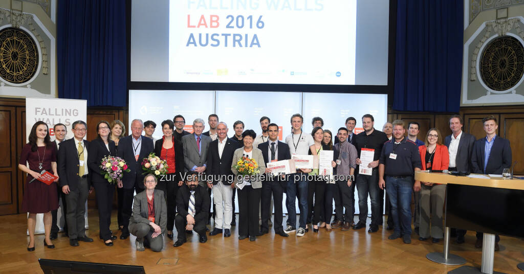 Teilnehmer des Falling Walls Lab Austria 2016 mit der Jury - Gerald Klug (Technologieminister) und Hannes Androsch (Vorsitzender des Forschungsrates) : Falling Walls Lab Austria : 19 Talente aus sieben Nationen präsentierten ihre innovativen Ideen : Von speziellen Technologien für Autisten bis hin zu Methoden, um Herzinfarkte vorherzusehen – Nachwuchsforscher überraschten mit erstaunlichen Konzepten : Fotocredit: AIT / Johannes Zinner, © Aussendung (23.04.2016)