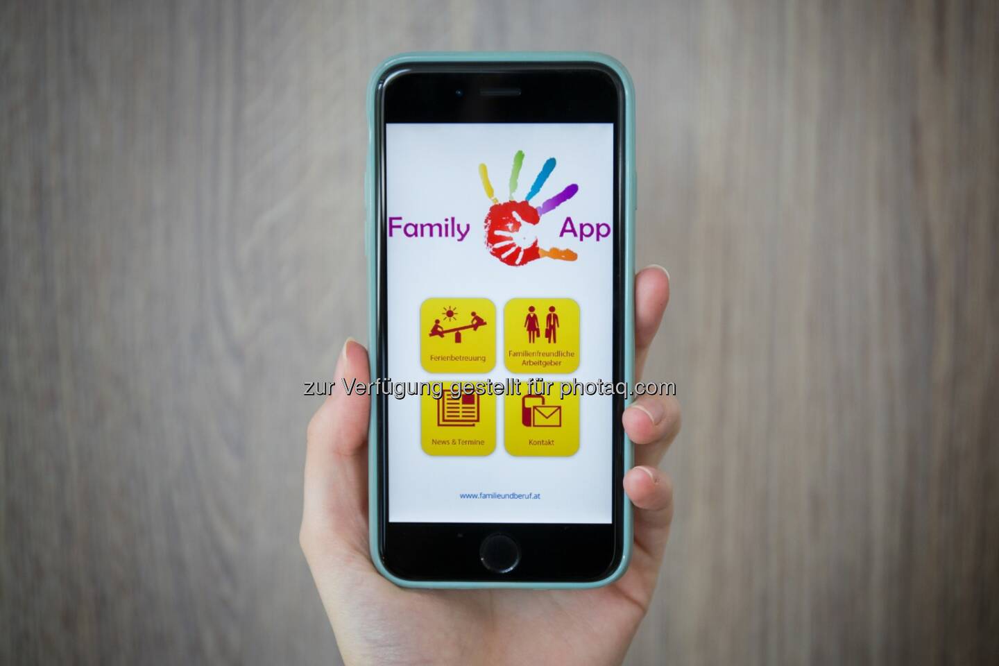 FamilyApp für Smartphone : Familienministerium präsentiert wieder Ferienbetreuungsangebote für den Sommer 2016 : Via Smartphone die passende Betreuung während der Ferienzeiten finden - Angebote für berufstätige Eltern für eine bessere Vereinbarkeit von Familie und Beruf : Fotocredit: bmfj/Feuchtner