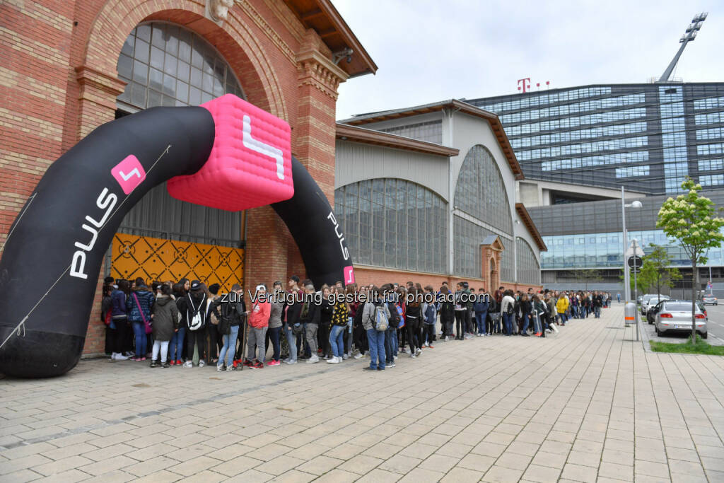 Marx-Halle 23. April 9 Uhr beim ProSieben Sat.1 Puls 4 und Studio71 Influencer-Fantreffen, © (c) Matthias Buchwald (24.04.2016) 