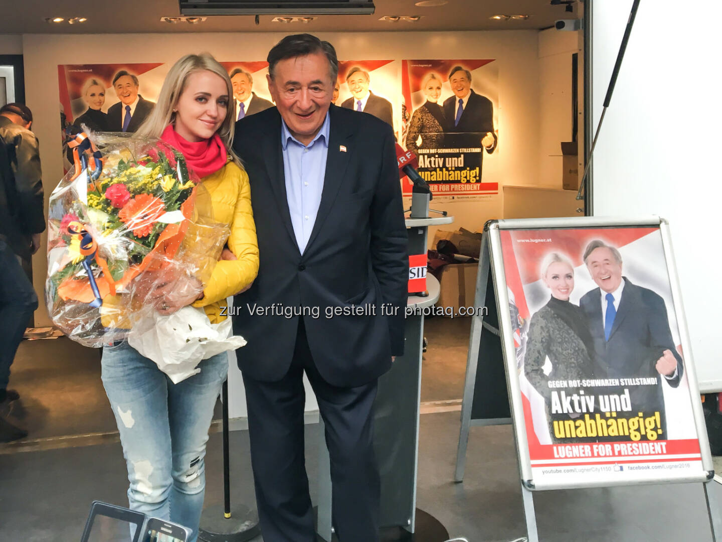Cathy und Richard Lugner : Lugners Wahlschlusskundgebungsmarathon in Wien: 1.000 Besucher am Stephansplatz
 : Österreich zurück an die Spitze der EU bringen : Fotocredit: Büro Lugner