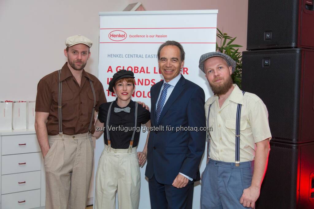 Günter Thumser (Henkel CEE-Präsident) mit „Marina & The Kats“ : Konzertabend “Talents@Henkel – Jazz meets Classic” : Beschwingte Rhythmen am Werksgelände in Wien-Erdberg : Fotocredit: Henkel/www.richardtanzer.com, © Aussender (25.04.2016)