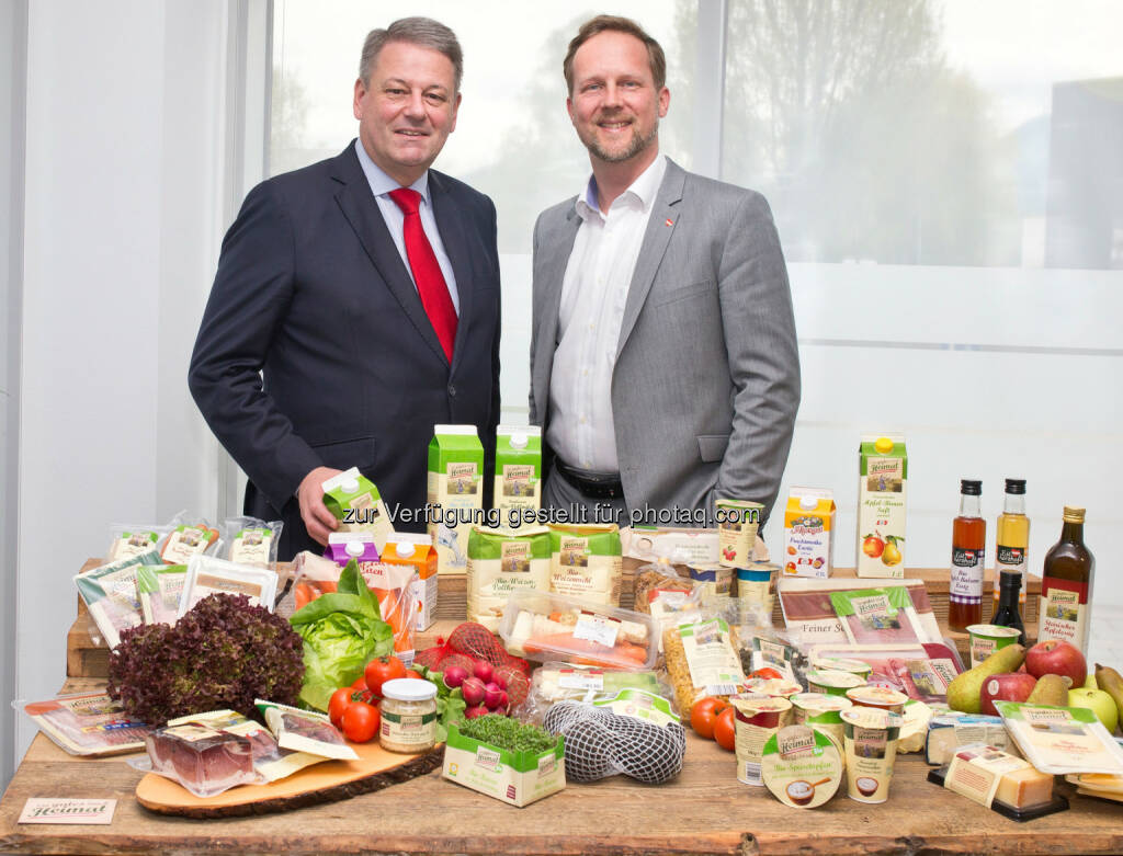 Andrä Rupprechter (Landwirtschaftsminister), Christian Schug (Vorsitzender der Geschäftsleitung von Lidl Österreich) : Qualität aus Österreich ist gefragt, das gilt auch für Lebensmittel : Die österreichischen Hersteller und Produzenten exportierten im vergangenen Jahr Produkte aus Österreich im Wert von rund 220 Mio. Euro in andere Lidl-Länder : Damit leistet der Lebensmittelhändler einen wichtigen Beitrag zur Stärkung der heimischen Landwirtschaft und dem Erhalt der bäuerlichen Strukturen : Fotocredit: © Copyright Lidl Österreich, © Aussender (25.04.2016) 