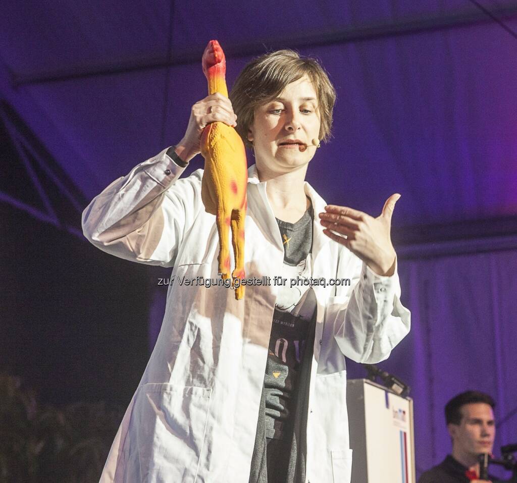 Martyna Grydlik : Science Slam Staatsmeisterin 2016 kommt von der JKU : Eine JKU-Physikerin, ein Gummihuhn und Star-Wars-Klänge : Diese Kombination bedeutete den Sieg für die Physikerin Martyna Grydlik bei der Österreichischen Science Slam Staatsmeisterschaft 2016 in Wien : Fotocredit: Martin Lusser, © Aussendung (25.04.2016)