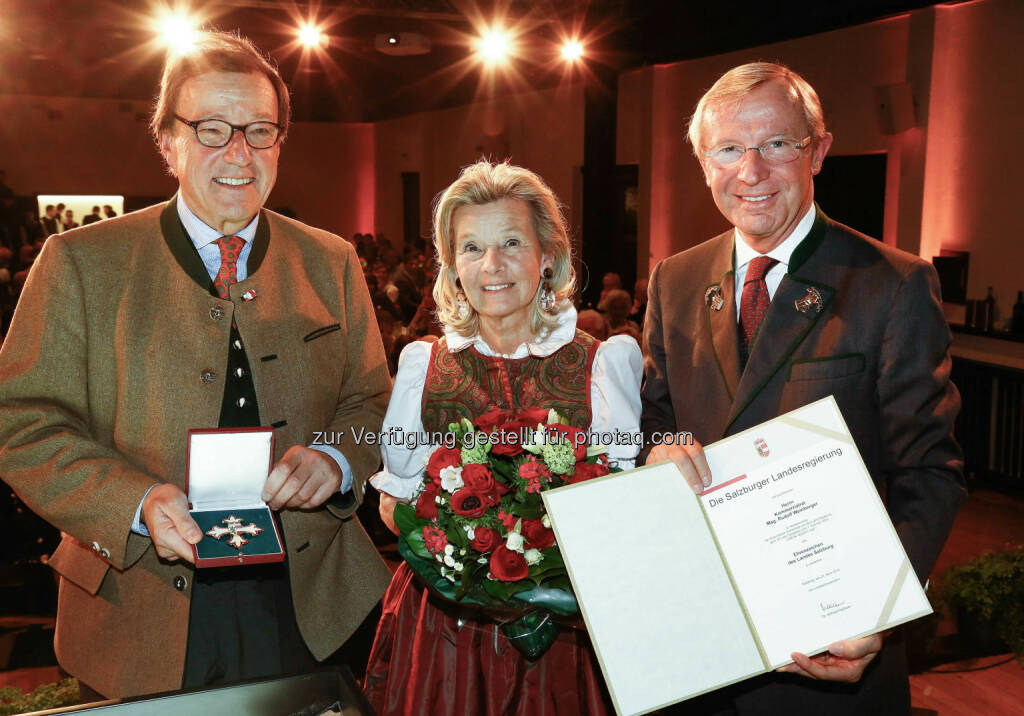 Rudolf Weinberger und Gattin Brigitta, Wilfried Haslauer (Landeshauptmann) : Ehrenzeichen des Landes Salzburg für Unternehmer Rudolf Weinberger  : Fotocredit. LMZ/Franz Neumayr, © Aussendung (26.04.2016) 