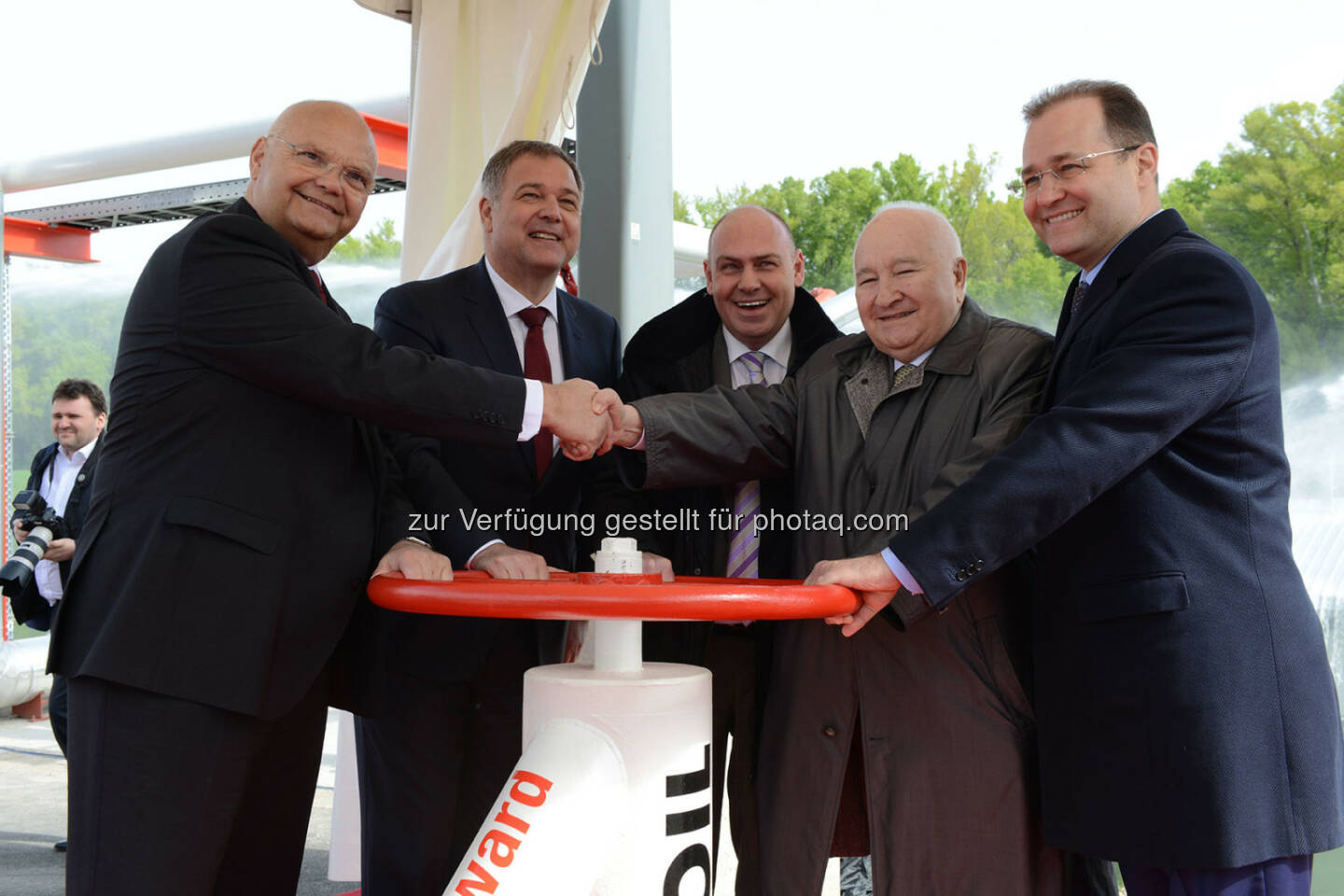 Harry Kopietz (Landtagspräsident), Walter Ruck (Präsident Wirtschaftskammer Wien), Gerald Kaspar (Marketing Manager Lukoil Lubricants), Valery Grayfer (Lukoil-Aufsichtsratvorsitzender), Maxim Donde (Generaldirektor Lukoil Lubricants) : Lukoil Lubricants Europe eröffnet neue Produktionsstätte in Wien : Fotocredit: Lukoil Lubricants/Himml