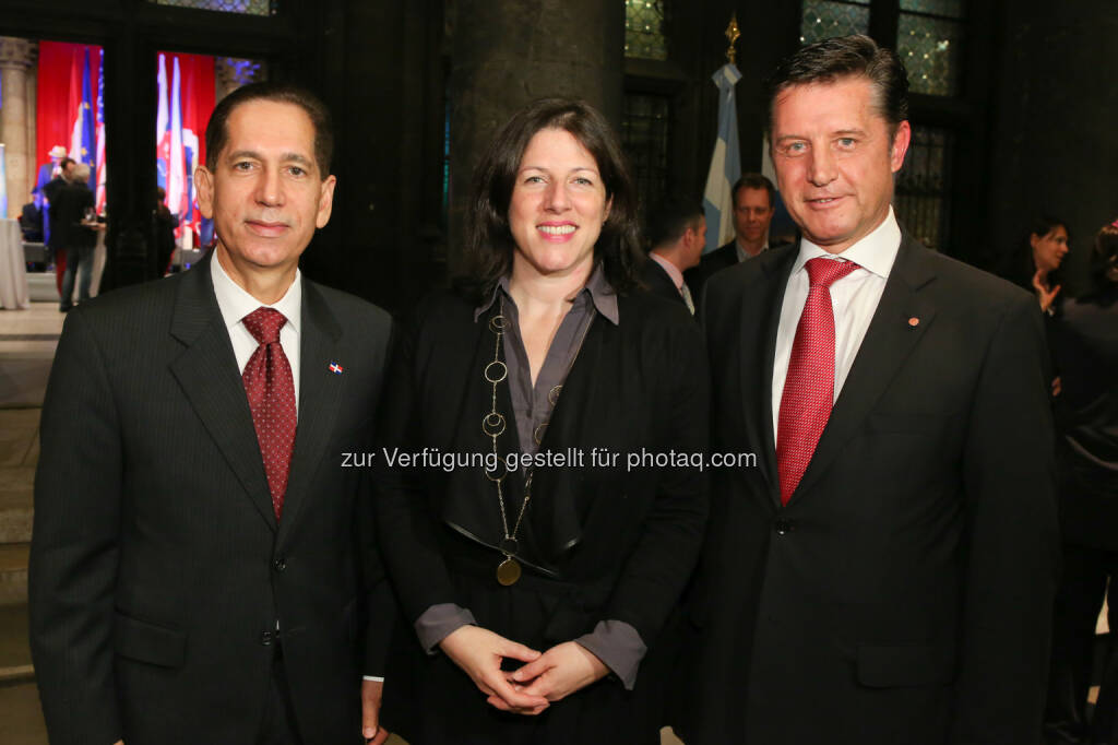 Ramon Quinones (Botschafter der Dominikanischen Republik in Österreich), Tanja Wehsely (Wiener Landtagsabgeordnete), Gerhard Hrebicek (Präsident der iconvienna) : iconvienna 2016: Internationale Vernetzung von Südamerika bis China : Fotocredit: Katharina Schiffl  (26.04.2016) 