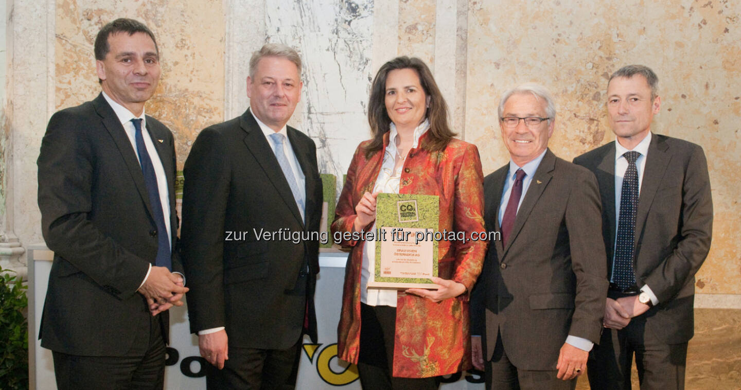 Peter Umundum (Vorstand Paket & Logistik), Andrä Rupprechter (Bundesminister), Gabriela Maria Straka (Leitung PR/Kommunikation & CSR bei der Brau Union Österreich), Georg Pölzl (Post-Generaldirektor), Thomas Auböck (Leitung Marketing & Vertrieb Geschäftskunden) : Brau Union Österreich mit Umweltschutz-Zertifikat der Post ausgezeichnet : Fotocredit: St. Steindl