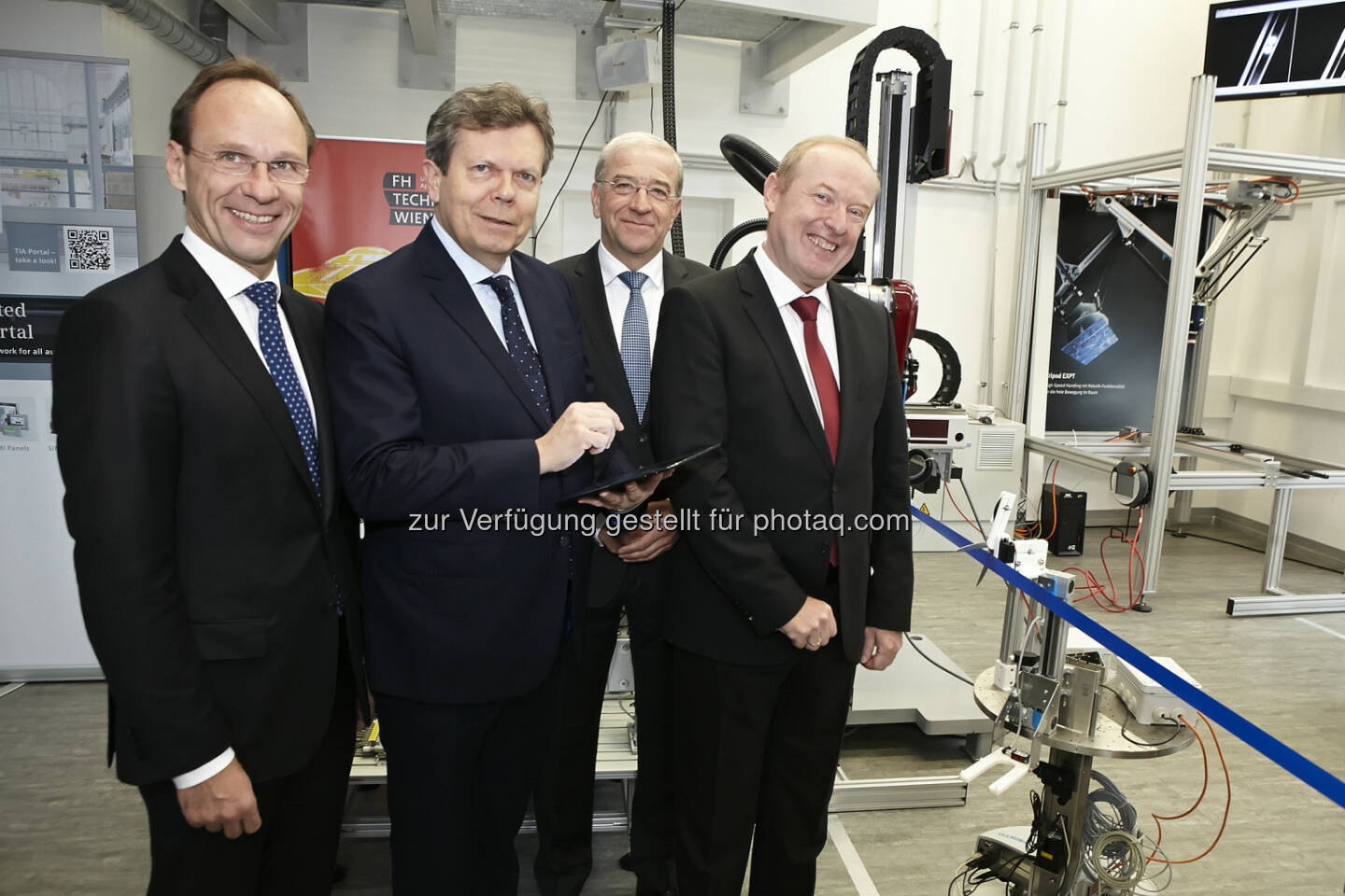 Rainer Stetter (GF der ITQ GmbH, München), Lothar Roitner (Obmann der FH Technikum Wien, GF Fachverbands der Elektro- und Elektronikindustrie/FEEI, Vorstandsmitglied der Plattform Industrie 4.0 Österreich), Kurt Hofstädter (Leiter Siemens Digital Factory Central Eastern Europe, Vorstandsmitglied der FH Technikum Wien, Vorstandsvors. Plattform Industrie 4.0 Österreich), Erich Markl (Projektleiter Digitale Fabrik, Leiter der Instituts für Advanced Engineering Technologies) : Digitale Fabrik an der Fachhochschule Technikum Wien eröffnet : Industrie 4.0 zum Lernen und Angreifen : Fotocredit: FH Technikum Wien/APA-Fotoservice/Fröschl-Roßboth