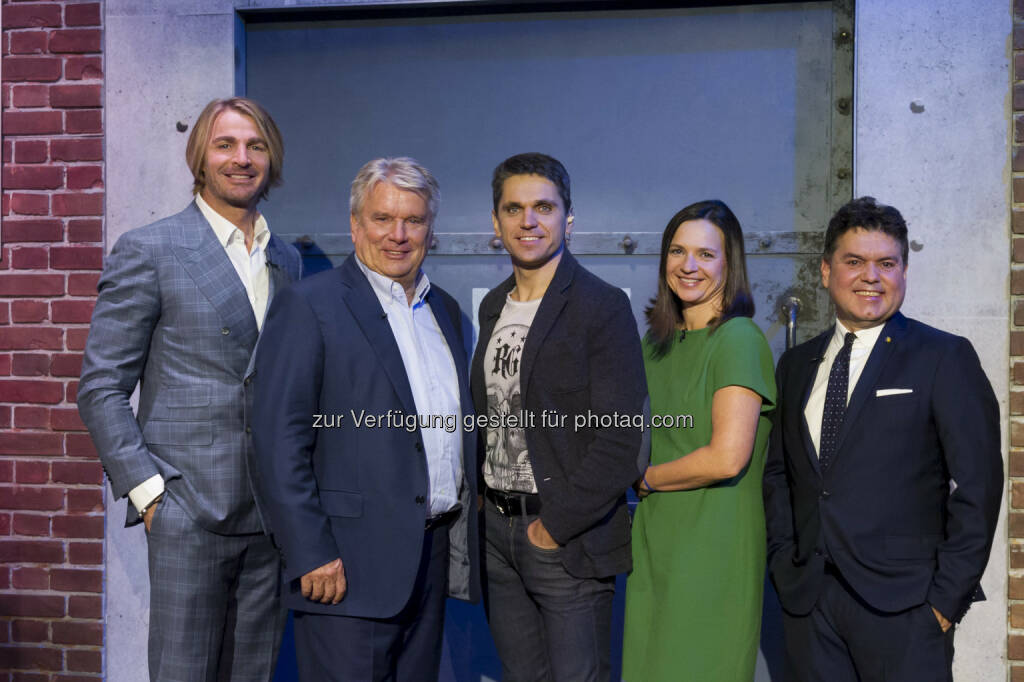 Leo Hillinger, Hans Peter Haselsteiner, Michael Altrichter, Marie-Helene Ametsreiter, Heinrich Prokop : 2 Minuten 2 Millionen - Die Puls 4 Start-Up-Show : Staffel der Superlative mit Quoten- und Investment-Rekorden : Fotocredit: Puls 4/Gerry Frank Photography, © Aussendung (27.04.2016) 