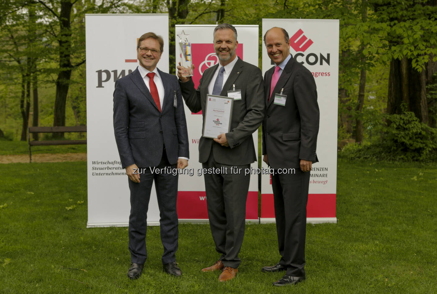 Manfred Hämmerle (Eigentümer, GF, IIR GmbH), Roland Zankl (Leiter Vertrieb, ProContracting, Innsbrucker Kommunalbetriebe AG), Michael Sponring (Territory Leader Power & Utilities, PwC Österreich GmbH) : Roland Zankl wurde von der IIR GmbH zum Energiemanager des Jahres 2016 gekürt : Fotocredit: IIR GmbH/Bartl