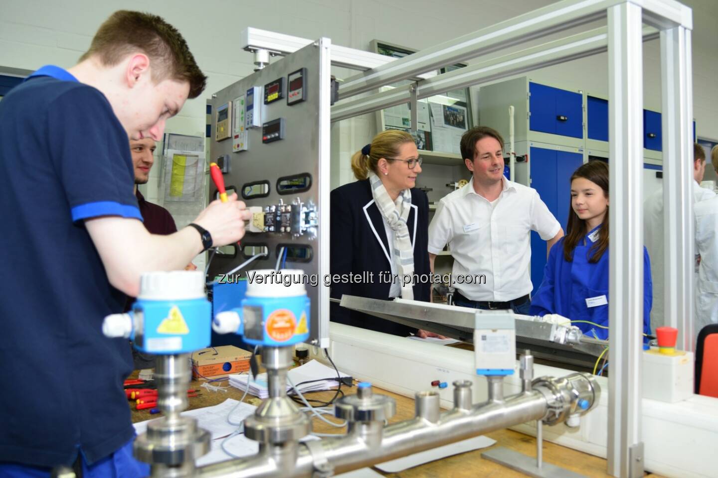 Anke Rehlinger (Wirtschaftsministerin), Torsten Lauer, Laura Blumenstock : Saarländische Wirtschaftsministerin besucht Werk von Fresenius Medical Care in St. Wendel am Girls' Day : Fotocredit: Fresenius Medical Care
