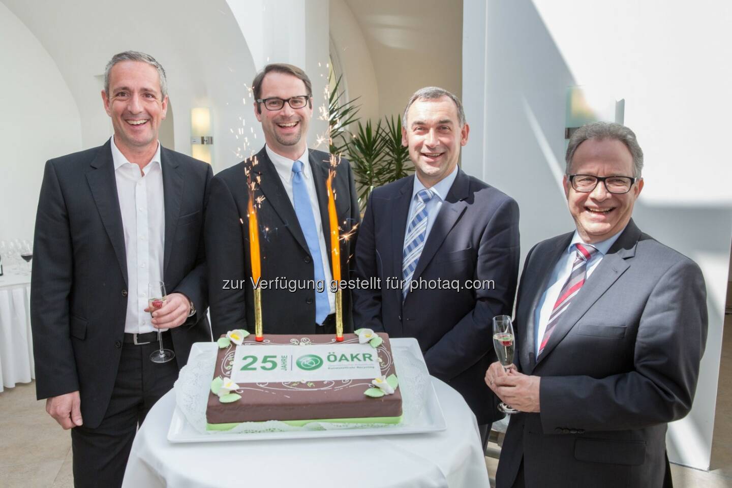 Martin Winkler (Obmann-Stv.), Elmar Ratschmann (Obmann), Franz Grabner (Obmann-Stv.) mit Wolfgang Lux (bisheriger ÖAKR-Obmann-Stv.) : Neues ÖAKR-Präsidium und 25 Jahre ÖAKR (Österreichischer Arbeitskreis Kunststoffrohr Recycling) : Fotocredit: ÖAKR/APA-Fotoservice/Juhasz