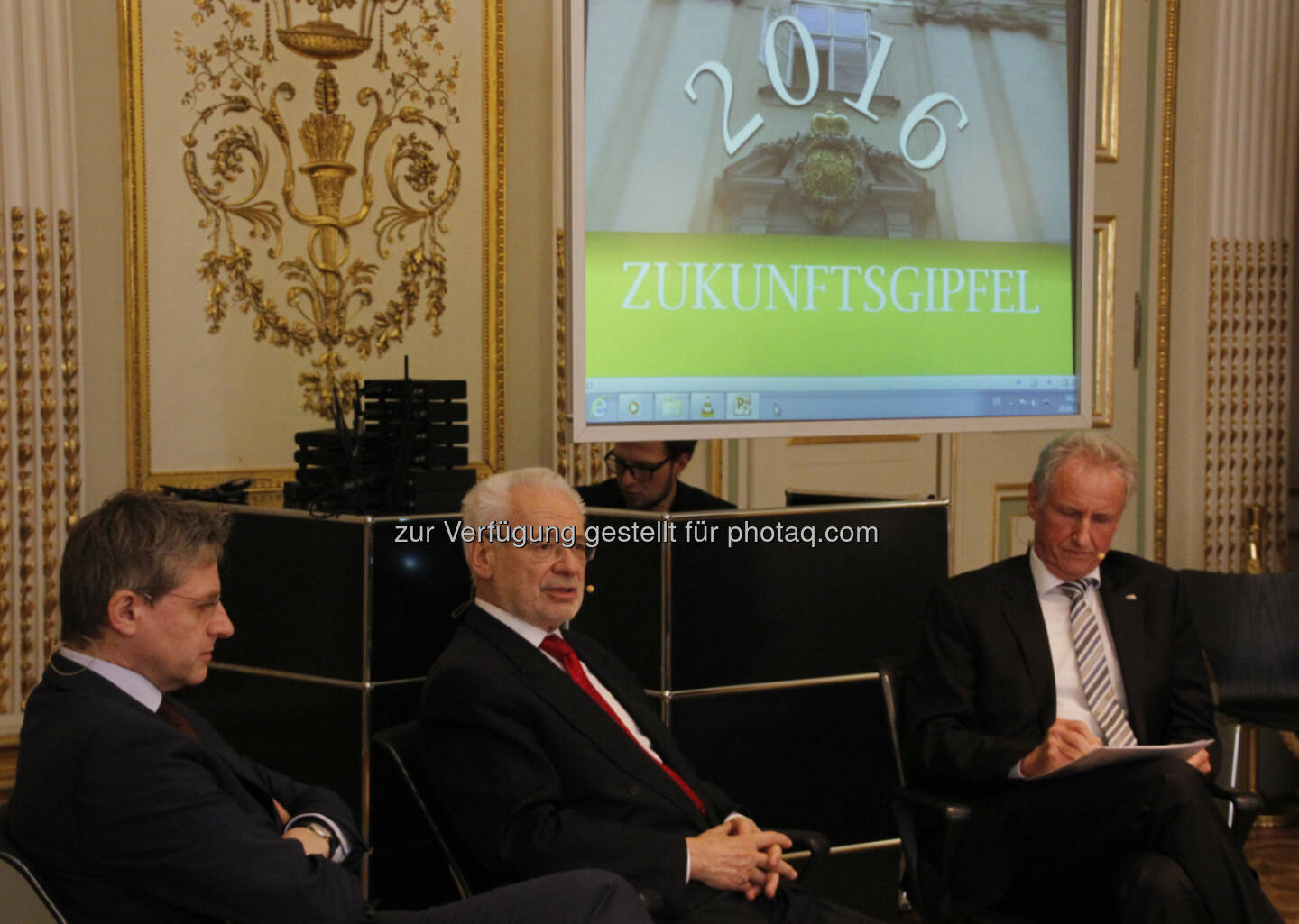 Stefan Bruckbauer (Chefvolkswirt der Bank Austria), Erhard Busek (EU-Beauftragter für CEE und Präsident Senat der Wirtschaft Österreichs), Heinz Behacker (Vorstandsvors. VBV – Vorsorgekasse) : Podiumsdiskussion - Zukunftsgipfel 2016 der VBV – Vorsorgekasse : Fotocredit: VBV - Vorsorgekasse