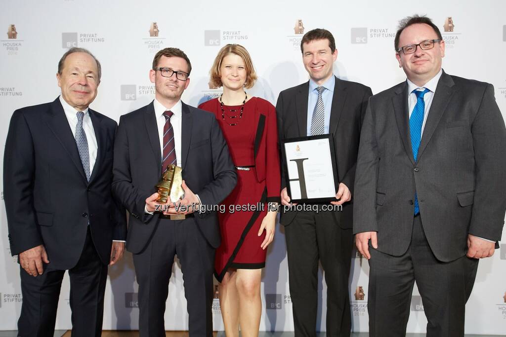 Erich Hampel (Stiftungsvorsitzender B&C), Stefan Pogatscher und Team (Gewinner Kategorie Universitäre Forschung) : Houskapreis 2016 der B&C Privatstiftung : Montanuniversität Leoben und Marinomed gewinnen Österreichs Forschungs-Oscar : Fotocredit: B&C Privatstiftung/APA-Fotoservice/Preiss, © Aussendung (29.04.2016)