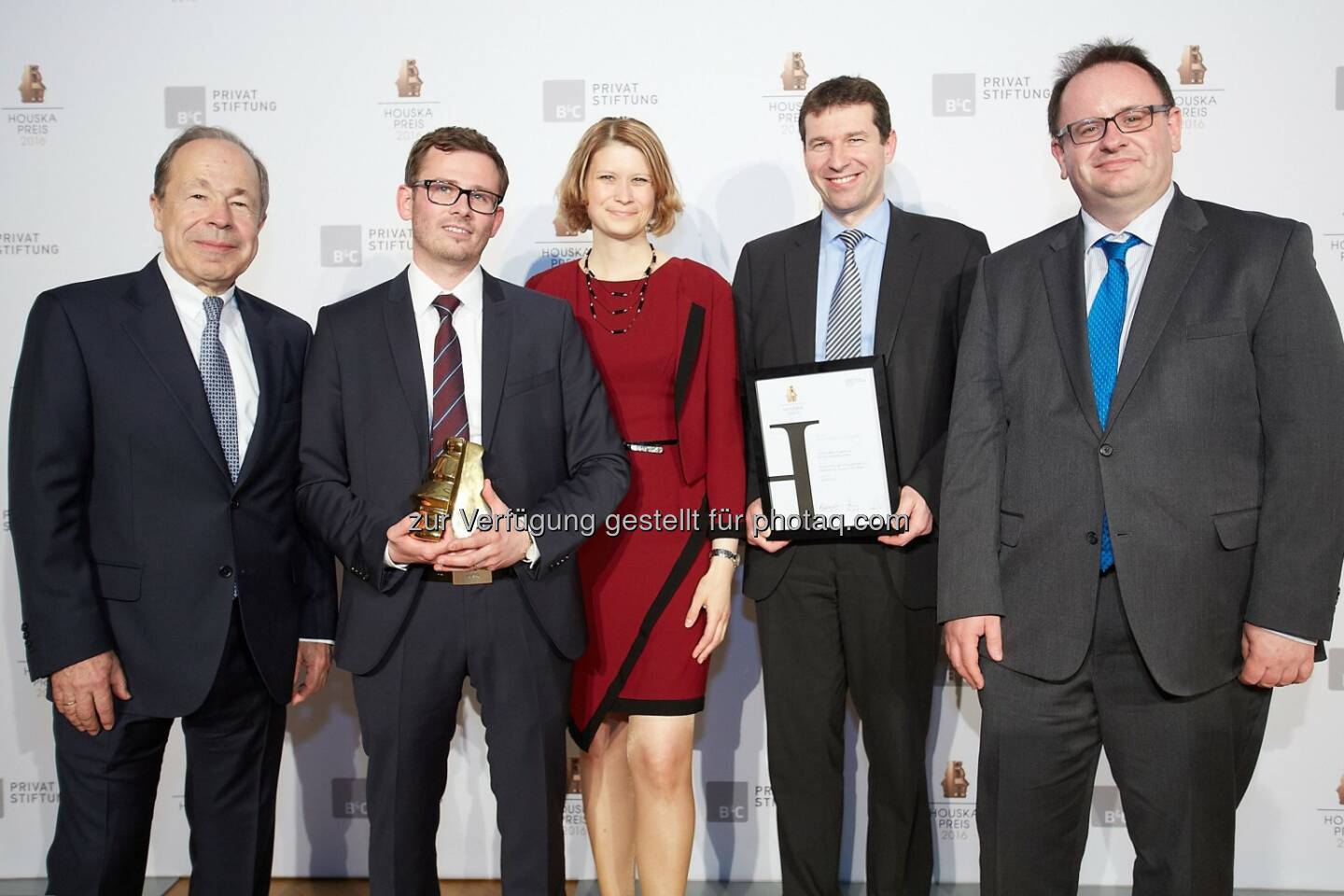 Erich Hampel (Stiftungsvorsitzender B&C), Stefan Pogatscher und Team (Gewinner Kategorie Universitäre Forschung) : Houskapreis 2016 der B&C Privatstiftung : Montanuniversität Leoben und Marinomed gewinnen Österreichs Forschungs-Oscar : Fotocredit: B&C Privatstiftung/APA-Fotoservice/Preiss